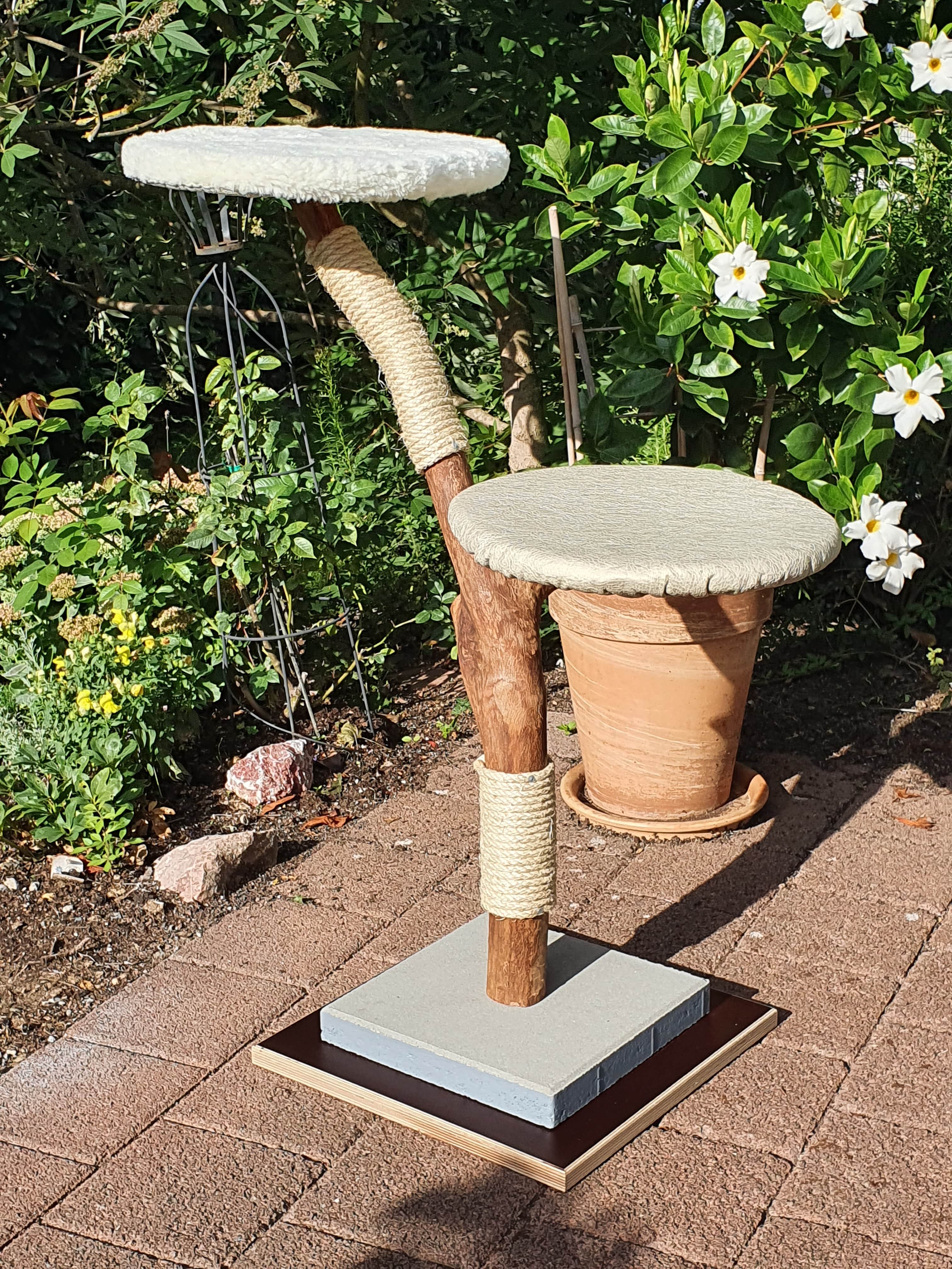 Kratzbaum aus Holz, mit Stein- und Holzplatte als Fuß